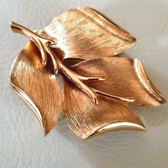 Vintage Signed MONET Brushed Goldtone Leaf Brooch - Picture 8 of 15